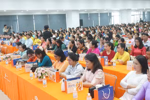 Cán bộ, giáo viên dự khai mạc Hội thi Giáo viên chủ nhiệm lớp giỏi THCS cấp thành phố.