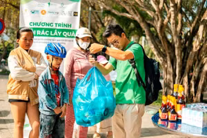 Tại công viên Bạch Đằng, TP Phú Quốc diễn ra hoạt động đổi rác nhựa lấy quà đã thu hút sự tham gia tích cực của cộng đồng.