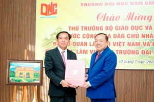 Trường ĐH Nam Cần Thơ trao Quyết định tài trợ học bổng cho du học sinh nước CHDCND Lào học tập tại trường.