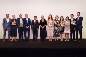 Đại diện FrieslandCampina (thứ 3 từ trái qua) nhận giải “Chuỗi giá trị đổi mới bền vững” 2024 (Sustainovation Value Chain) do EuroCham Singapore tổ chức.