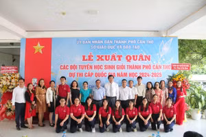 Lãnh đạo Sở GD&ĐT Cần Thơ, Hội Khuyến học, Công đoàn ngành và thầy cô giáo động viên đội tuyển học sinh giỏi trước kỳ thi.