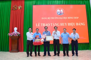 Đảng ủy Trường ĐH Đồng Tháp cùng Ban Giám hiệu nhà trường chúc mừng PGS.TS Nguyễn Văn Đệ. Ảnh: H. Phong.