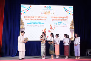 Chương trình mừng Tết cổ truyền Chôl Chnăm Thmây tại Trường ĐH Đồng Tháp.
