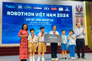 Ban Tổ chức trao giải cho thí sinh đoạt giải nhất vòng tuyển chọn đội tham gia Robothon Quốc tế 2024.