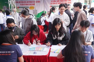 Ngày hội việc làm thu hút 30 đơn vị, doanh nghiệp và hơn 2.200 sinh viên tham gia.