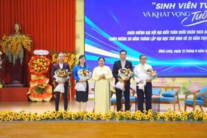 TS Thạch Thị Dân, Phó Giám đốc Đại học Trà Vinh tặng hoa cho các chuyên gia, diễn giả.