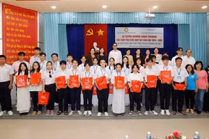 Các cấp Hội Khuyến học tại các tỉnh cụm 8 khu vực ĐBSCL đã trao nhiều suất học bổng hỗ trợ học sinh, sinh viên nghèo vượt khó.