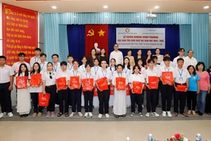 Các cấp Hội Khuyến học tại các tỉnh cụm 8 khu vực ĐBSCL đã trao nhiều suất học bổng hỗ trợ học sinh, sinh viên nghèo vượt khó.