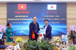 Lãnh đạo Trường ĐH Cửu Long làm việc với các đơn vị.