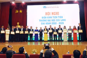 PGS.TS Lương Minh Cừ - Bí thư Đảng ủy, Hiệu trưởng Trường ĐH Cửu Long trao giấy khen cho tập thể xuất sắc phong trào thi đua giai đoạn 2020 - 2025.