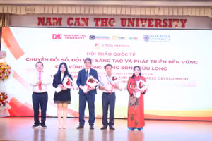 TS.LS Nguyễn Tiến Dũng, Chủ tịch Hội đồng Trường ĐH Nam Cần Thơ tặng hoa các diễn giả tại Hội thảo.
