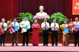 Bà Trần Thị Huyền - Phó Giám đốc phụ trách điều hành Sở GD&ĐT TP Cần Thơ (thứ hai từ phải sang) nhận quyết định. Ảnh: M.T.