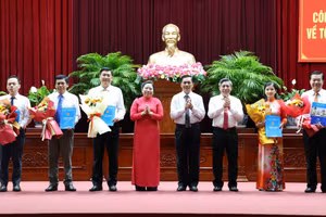 Bà Trần Thị Huyền - Phó Giám đốc phụ trách điều hành Sở GD&ĐT TP Cần Thơ (thứ hai từ phải sang) nhận quyết định. Ảnh: M.T.