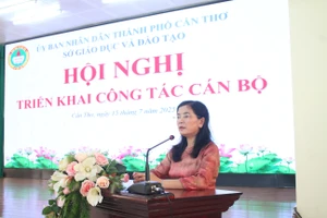 Bà Trần Thị Huyền, Quyền Giám đốc Sở GD&ĐT TP Cần Thơ phát biểu tại Hội nghị. Ảnh: Q. Ngữ.