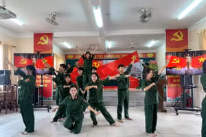 Học sinh Trường THPT Bình Thủy sân khấu hóa tiểu phẩm lịch sử - truyền thống.