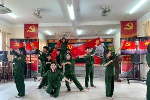 Học sinh Trường THPT Bình Thủy sân khấu hóa tiểu phẩm lịch sử - truyền thống.