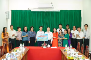 Bí thư Thành ủy Cần Thơ và đoàn công tác thăm, tặng quà cho Trường THPT Trần Đại Nghĩa.