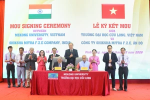 Nghi thức lễ ký kết hợp tác giữa Trường ĐH Cửu Long và Công ty SHIKSHA MITRA F.Z.E, Ấn Độ.
