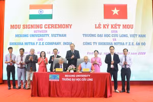 Nghi thức lễ ký kết hợp tác giữa Trường ĐH Cửu Long và Công ty SHIKSHA MITRA F.Z.E, Ấn Độ.