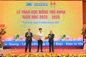 Ths Lê Tôn Đức Hòa - Chủ tịch Hội đồng trường và PGS.TS Lương Minh Cừ - Bí thư Đảng ủy, Hiệu trưởng Trường ĐH Cửu Long trao học bổng thủ khoa cho tân SV.
