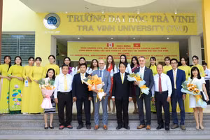 Lãnh đạo Trường ĐH Trà Vinh đón tiếp Ngài Đại sứ đặc mệnh toàn quyền Canada tại Việt Nam thăm và làm việc tại trường.