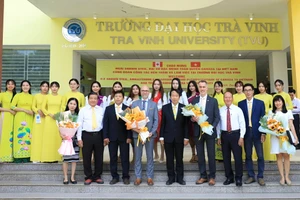 Lãnh đạo Trường ĐH Trà Vinh đón tiếp Ngài Đại sứ đặc mệnh toàn quyền Canada tại Việt Nam thăm và làm việc tại trường.