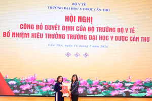 Bộ trưởng Bộ Y tế Đào Hồng Lan trao Quyết định bổ nhiệm Hiệu trưởng Trường Đại học Y Dược Cần Thơ cho PGS.TS.BS Nguyễn Minh Phương.