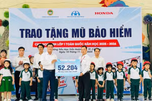 TP Cần Thơ có 52.204 học sinh lớp 1 được tặng mũ bảo hiểm trong năm học 2025 - 2026.