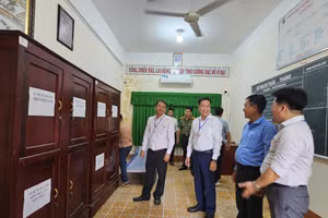 Ông Nguyễn Văn Khởi, Phó Chủ tịch UBND thành phố, Trưởng BCĐ thi TP Cần Thơ, cùng đoàn kiểm tra tại điểm thi Trường THCS Nguyễn Trãi (phường Ngã Bảy).