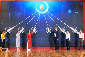 Đại diện lãnh đạo các đơn vị và đại diện SV thực hiện nghi thức phát động chương trình sử dụng tên miền quốc gia “.vn”.