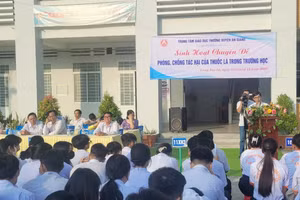 Buổi tuyên truyền phòng chống tác hại của thuốc lá tại TT GDTX tỉnh An Giang. Ảnh: T. Nhân.