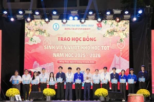 Lãnh đạo Trường ĐH Đồng Tháp trao học bổng cho SV vượt khó học tốt.