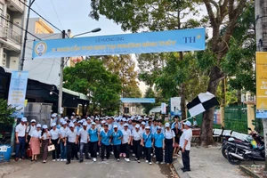 Giải chạy học sinh 'S-Race 2025' thu hút hàng nghìn thầy cô, học sinh TP Cần Thơ tham gia.