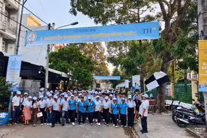 Giải chạy học sinh 'S-Race 2025' thu hút hàng nghìn thầy cô, học sinh TP Cần Thơ tham gia.