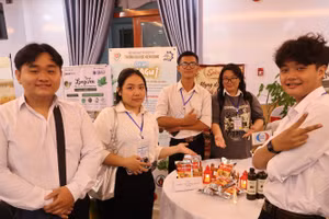 Nhóm sinh viên Đại học Trà Vinh bên sản phẩm “SABAY - Viên súp bún nước lèo ăn liền”.