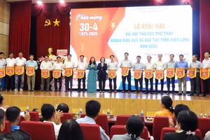 TS Đặng Thị Ngọc Lan - Phó Hiệu trưởng Trường ĐH Cửu Long và bà Trương Thanh Nhuận - Giám đốc Sở GD&ĐT tỉnh Vĩnh Long trao cờ lưu niệm cho các đội.