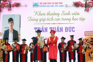 PGS.TS Lương Minh Cừ - Bí thư Đảng ủy, Hiệu trưởng Trường ĐH Cửu Long khen thưởng tân cử nhân.