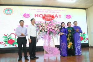 Tặng hoa nữ cán bộ quản lý Sở GD&ĐT TP Cần Thơ.