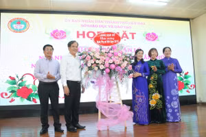 Tặng hoa nữ cán bộ quản lý Sở GD&ĐT TP Cần Thơ.