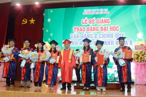 PGS.TS Lương Minh Cừ - Bí thư Đảng ủy, Hiệu trưởng trao bằng, khen thưởng tân cử nhân tốt nghiệp xuất sắc tiêu biểu.