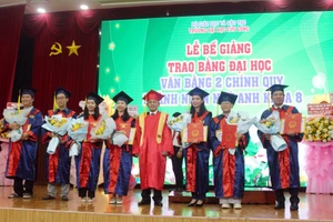 PGS.TS Lương Minh Cừ - Bí thư Đảng ủy, Hiệu trưởng trao bằng, khen thưởng tân cử nhân tốt nghiệp xuất sắc tiêu biểu.