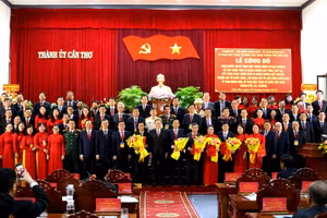 Chủ tịch Quốc hội Trần Thanh Mẫn trao Nghị quyết của Bộ Chính trị chỉ định Ban Chấp hành Đảng bộ TP Cần Thơ nhiệm kỳ 2020 - 2025.