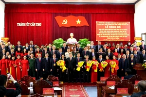 Chủ tịch Quốc hội Trần Thanh Mẫn trao Nghị quyết của Bộ Chính trị chỉ định Ban Chấp hành Đảng bộ TP Cần Thơ nhiệm kỳ 2020 - 2025.