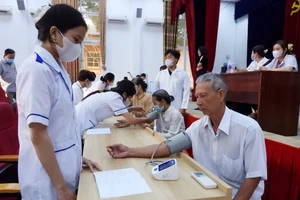 Khám bệnh và cấp thuốc miễn phí cho gần 4.000 người dân tại Trường ĐH Cửu Long.