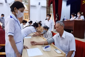 Khám bệnh và cấp thuốc miễn phí cho gần 4.000 người dân tại Trường ĐH Cửu Long.