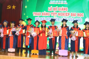 TS Đặng Thị Ngọc Lan, Phó Hiệu trưởng Trường ĐH Cửu Long chúc mừng tân cử nhân tốt nghiệp xuất sắc.