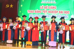 TS Đặng Thị Ngọc Lan, Phó Hiệu trưởng Trường ĐH Cửu Long chúc mừng tân cử nhân tốt nghiệp xuất sắc.