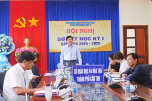 Ông Trần Thanh Bình, Giám đốc Sở GD&ĐT TP Cần Thơ (Cụm trưởng Cụm thi đua số 1) phát biểu tại Hội nghị.