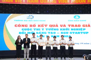 PGS.TS Nguyễn Trung Cang - Phó Hiệu trưởng Trường ĐH Kiên Giang trao giải nhất cho Dự án Mô hình trồng rau thủy canh thông minh HYTERTECH.