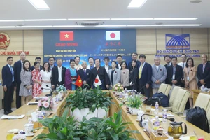 Đại biểu chụp ảnh lưu niệm tại buổi làm việc.